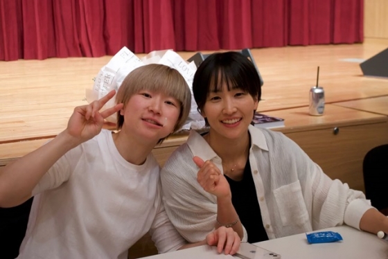 BNK 안혜지(왼쪽)가 팬미팅에서 팀 동료 이이지마 사키와 포즈를 취하고 있다. /사진=BNK 제공 