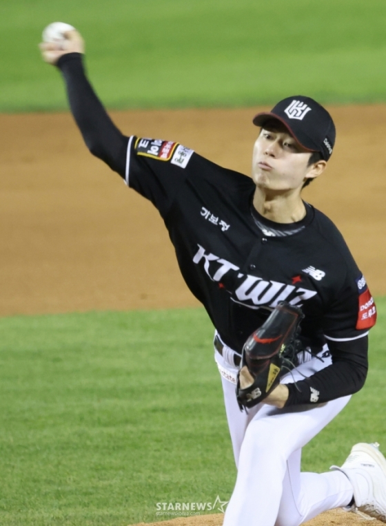 KT 원상현이 29일 잠실 두산전에서 역투하고 있다. /사진=김진경 대기자