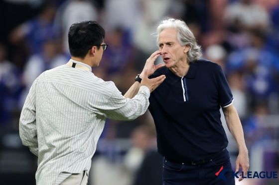조르 제수스(왼쪽) 알 힐랄 감독이 이정효 광주FC 감독을 향해 불만이 있는 듯 손짓을 하고 있다. /사진=한국프로축구연맹 제공