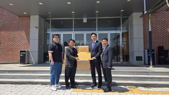 김동문 대한배드민턴협회장이 29일 경북 청송군을 방문해 산불 피해 구호품을 전달하고 있디.  /사진=협회 제공