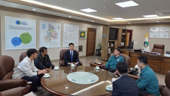 김동문 대한배드민턴협회장이 29일 경북 청송군 관계자들과 이이기하고 있디.  /사진=협회 제공