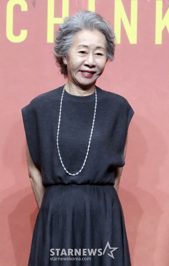 배우 윤여정이 23일 오전 서울 강남구 그랜드인터컨티넨탈 파르나스 그랜드 볼룸에서 열린 애플오리지날 '파친코2' 제작발표회에 참석해 포즈를 취하고 있다.    뉴욕타임스 베스트셀러에 선정된 동명의 소설을 원작으로 한 Apple Original 시리즈 ‘파친코’ - Pachinko. 고국을 떠나 억척스럽게 생존과 번영을 추구하는 한인 이민 가족 4대의 삶과 꿈을 그려낸 드라마로 23일 공개된다. 2024.08.23 /사진=임성균