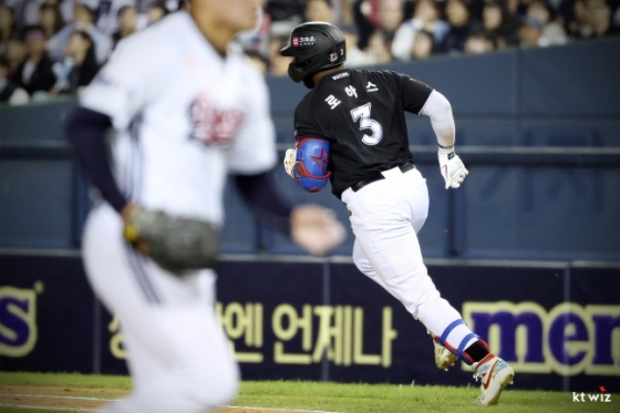 멜 로하스 주니어가 진루하고 있다. /사진=KT 위즈 제공