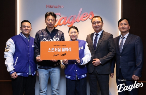 왼쪽부터 윤민구 이사, 손혁 단장, 서혜연 부사장, 길상훈 본부장, 임상률 지점장. /사진=한화 이글스 제공