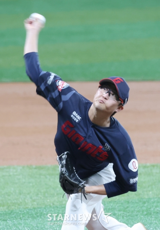 [포토] 박세웅 '안경선배 고척돔 떴다'