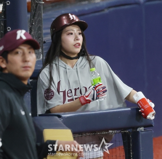 [포토] 배트걸 홍예빈 '오늘도 패하나?'