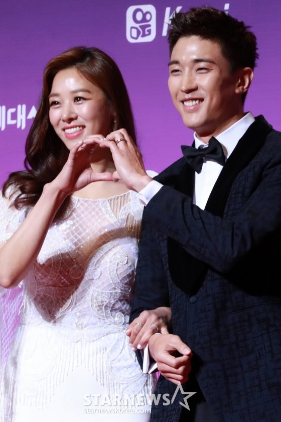 장신영-강경준 커플이 30일 오후 서울 마포구 SBS프리즘센터에서 열린 '2017 SBS 연예대상'시상식 레드카펫 행사에 참석하고 있다. /사진=임성균 기자 tjdrbs23@