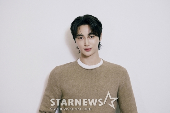 배우 변우석이 서울 종로구 스타뉴스 사옥에서 진행된 '제 9회 아시아 아티스트 어워즈'(The 9th Asia Artist Awards, 이하 'AAA 2024')' 수상 인터뷰를 위해 포즈를 취하고 있다.  변우석은 2024년 12월 27일(현지 시간) 태국 방콕에서 열린 'AAA 2024'에서 '대상' 격인 '올해의 남우주연상'과 더불어 'AAA 인기상', 'AAA 아시아 셀러브리티상', '베스트 아티스트상', '베스트 커플상', '베스트 OST상' 등을 차지했다. / 사진제공=바로엔터테인먼트 /사진=김창현 chmt@