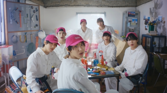 킥플립 미니 2집 트레일러 영상 캡처본(맨 왼쪽부터 시계방향으로 계훈, 민제, 동화, 동현, 케이주, 아마루, 주왕)/사진제공=JYP엔터테인먼트