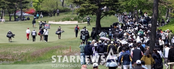 구름 갤러리 몰고 다니는 LIV골프 [★포토]