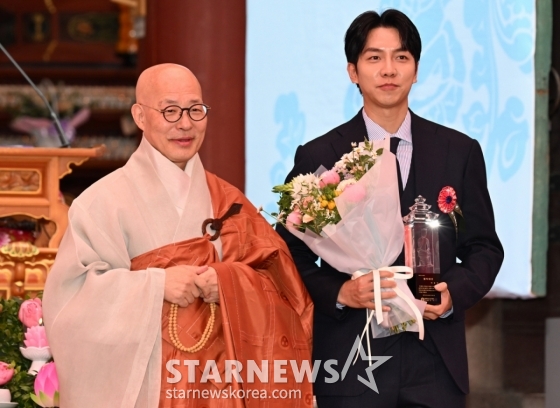 [서울=뉴시스] 최진석 기자 = 방송인 이승기가 5일 5일 서울 종로구 조계사에서 부처님오신날 봉축법요식에서 조계종 총무원장 진우스님으로부터 2025 불자대상을 수상을 수상 후 기념촬영하고 있다. (대통령실통신사진기자단) 2025.05.05. myjs@newsis.com /사진=최진석