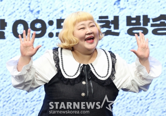 (서울=뉴스1) 권현진 기자 = 방송인 홍윤화가 29일 오후 서울 구로구 신도림 디큐브시티 더 세인트에서 열린 KBS 2TV 새 목드라마 '24시 헬스클럽' 제작발표회에 참석해 포즈를 취하고 있다.  '24시 헬스클럽'은 근성이 넘치는 헬치광이 관장 도현중이 근심이 과다한 헬린이 회원들의 인생을 파격 교정하며 펼쳐지는 두근두근 근(筋)성장 코맨스(코믹 로맨스)다. 2025.4.29/뉴스1  Copyright (C) 뉴스1. All rights reserved. 무단 전재 및 재배포,  AI학습 이용 금지. /사진=(서울=뉴스1) 권현진 기자