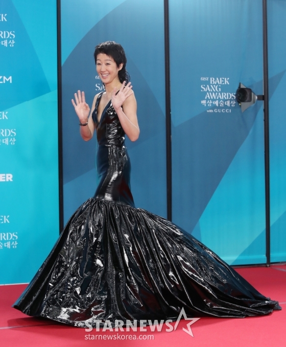 홍진경, 바닥 다 쓸고 다니네[★포토]