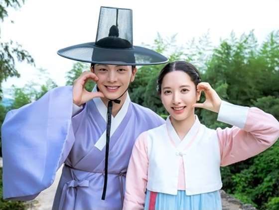 실제 오랜 친구..육성재♥김지연, 커플 볼하트 포즈 [귀궁]