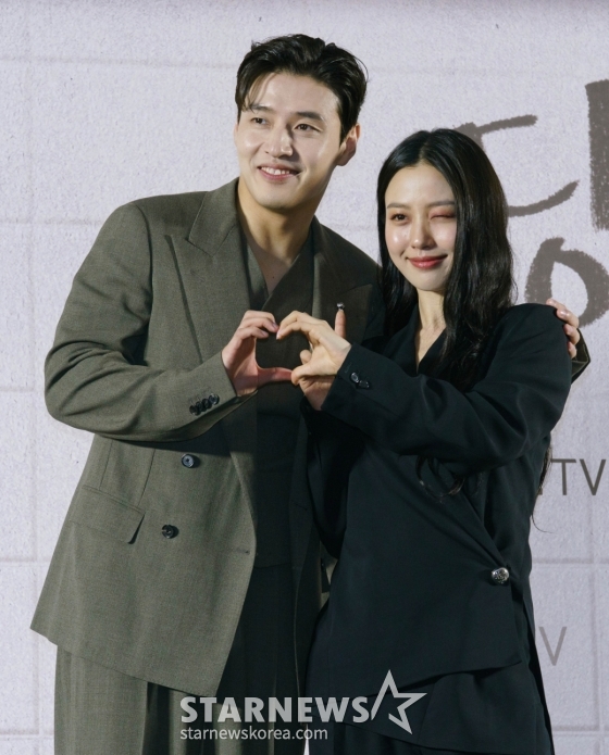 강하늘-고민시 '완벽한 커플하트'[★포토]