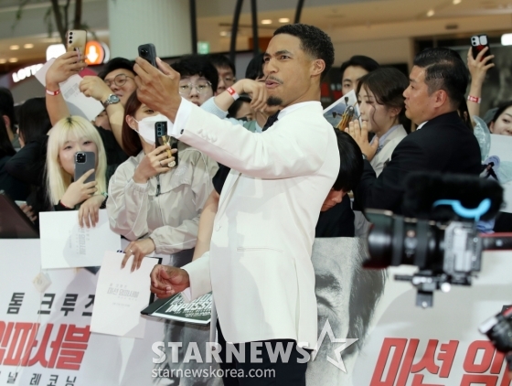그렉 타잔 데이비스, 팬서비스 대박[★포토]