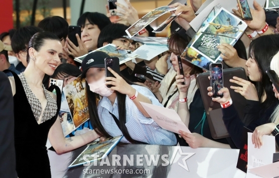 헤일리 앳웰, 팬들과 셀피 찰칵[★포토]