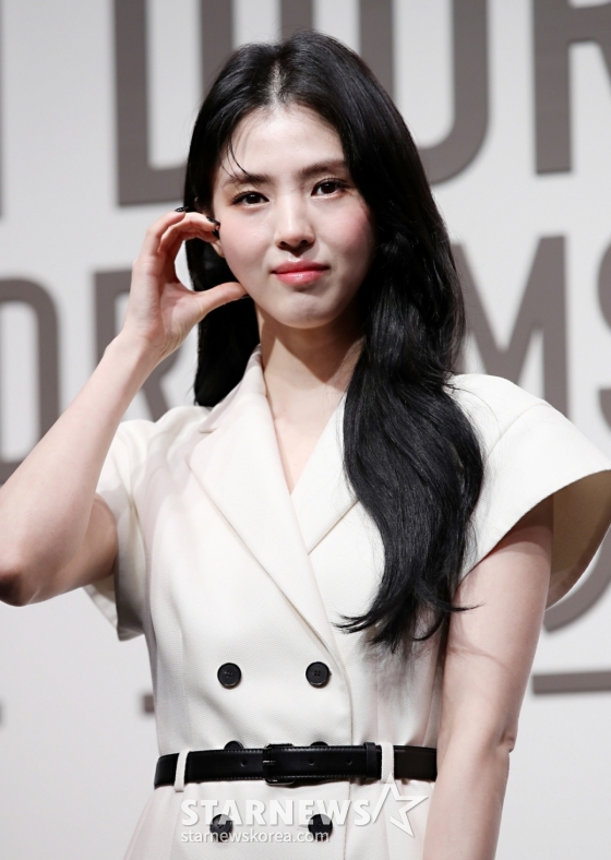 배우 한소희가 18일 서울 동대문구 DDP 아트홀에서 진행된 명품 브랜드 디올 'DESIGNER OF DREAMS' 전시회 개최 기념 포토월에 참석해 포즈를 취하고 있다. /2025.04.18 /사진=김휘선 hwijpg@