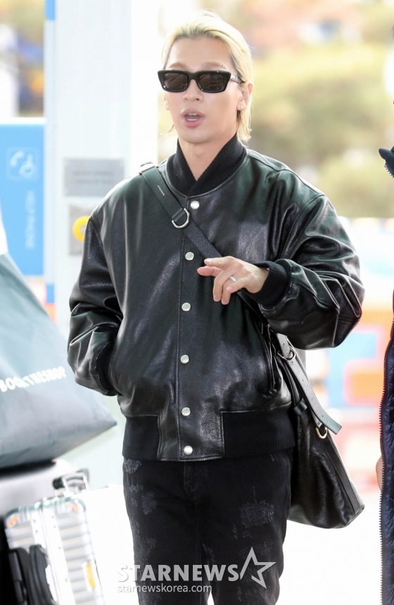 그룹 빅뱅(BIGBANG) 태양이 프랑스 파리 패션위크 일정을 위해 17일 오전 인천국제공항을 통해 출국하고 있다. 2023.01.17