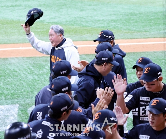 [포토]'10연승, 팬들덕분에' 김경문 감독