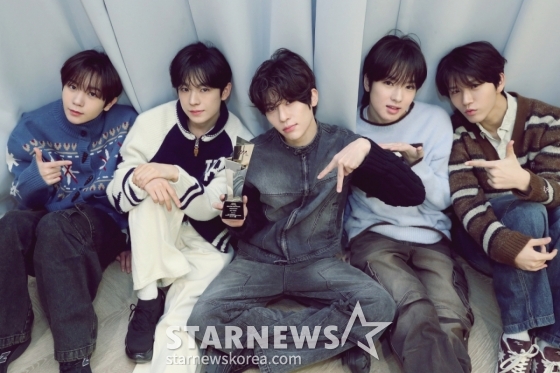 엔시티 위시(NCT WISH)가 서울 성동구 SM엔터테인먼트 사옥에서 진행된 '제 9회 아시아 아티스트 어워즈'(The 9th Asia Artist Awards, 이하 'AAA 2024')' 수상 인터뷰에 앞서 포즈를 취하고 있다.  NCT 위시는 지난해 12월 태국 방콕 임팩트 챌린저홀에서 열린 'AAA 2024'에서 'AAA 포텐셜' 상을 수상했다.  엔시티 위시는 지난 2023년 7월 방송한 서바이벌 프로그램 '엔시티 유니버스 : 라스타트(NCT Universe : LASTART)'로 결성돼 2024년 2월 데뷔했다. 이들은 데뷔곡 '위시(WISH)'를 시작으로 '송버드(Songbird)', '스테디(Steady)' 등 타이틀곡으로 활동했다. /사진=김창현 chmt@