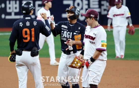[포토]2회초 2사후 2루타 출루, 김태연