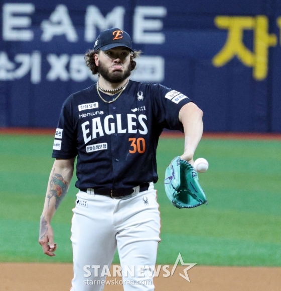 [포토]1회말 출발이 불안하네, 폰세