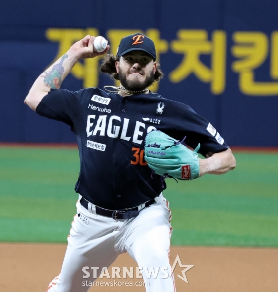 [포토]1회말 출발이 불안하네, 폰세