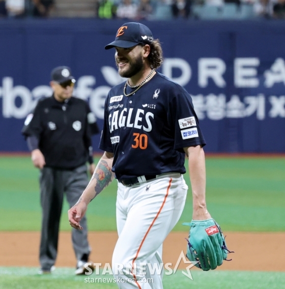 [포토]1회말 출발이 불안하네, 폰세