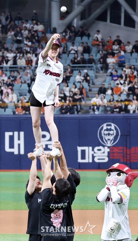 [포토]이런 시구는 처음이죠?