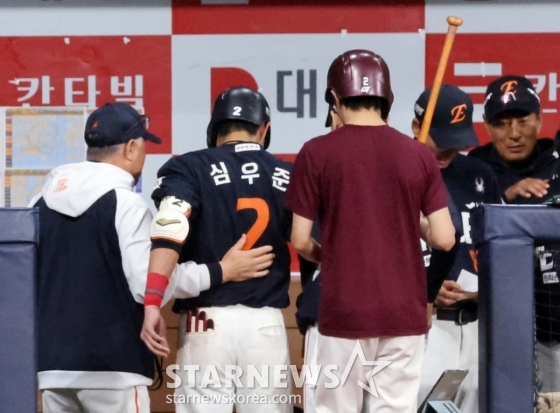 [포토]사구 심우준 부축하는 김경문 감독