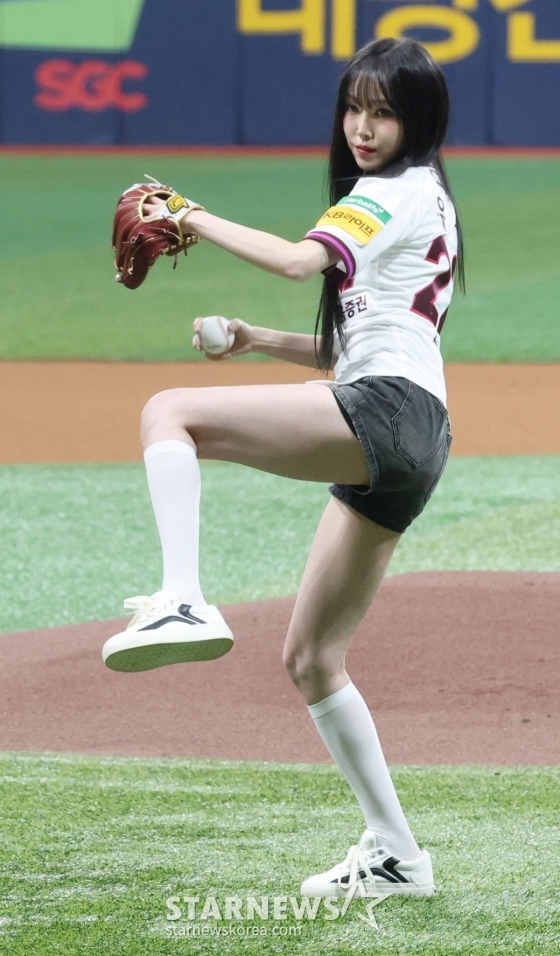 [★포토] 유주 '라미레즈 상대로 시구라니'