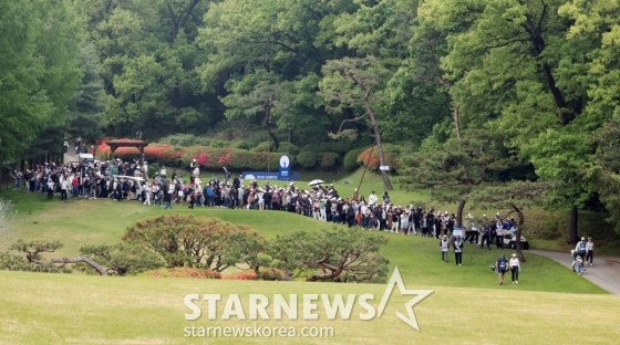 많은 갤러리와 함께 이동하는 김효주[★포토]