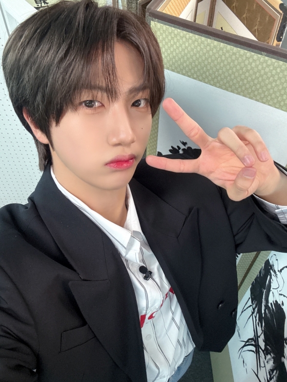 크래비티 원진, '워크돌' MC 도전..장기자랑+PPL '大성공'