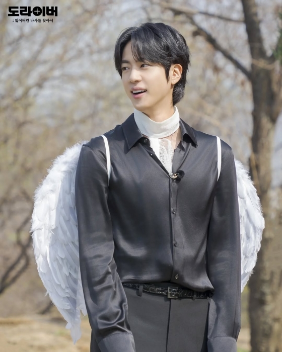 '외쳐 갓 석진'..방탄소년단 진, '도라이버' 출연진·제작진 커피 대접