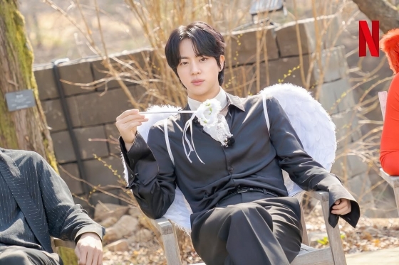 '외쳐 갓 석진'..방탄소년단 진, '도라이버' 출연진·제작진 커피 대접