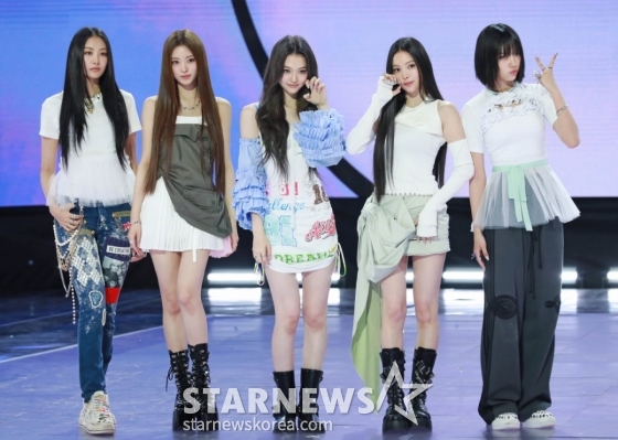 걸그룹 미야오(MEOVV)가 12일 오후 서울 마포구 상암동 SBS 프리즘타워에서 진행된 첫 EP 'MY EYES OPEN VVIDE' 발매기념 쇼케이스에서 포즈를 취하고 있다. /2025.05.12 /사진=이동훈 photoguy@