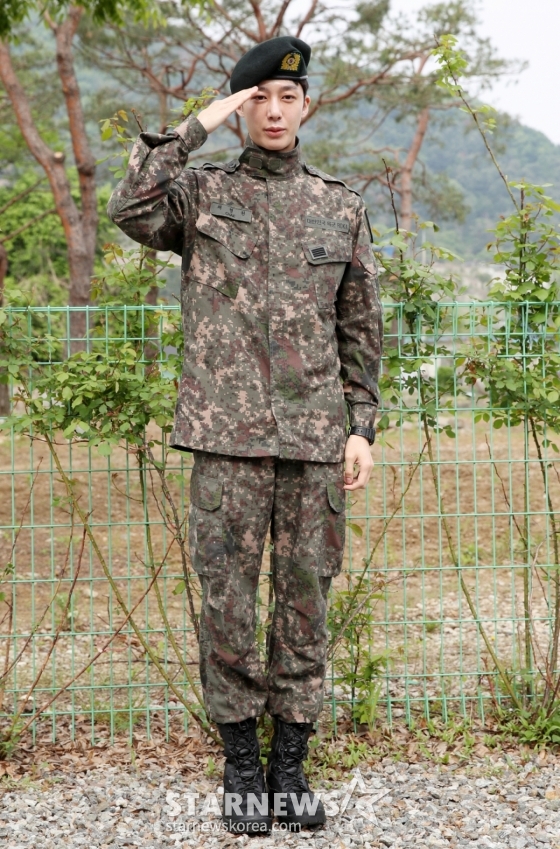 그룹 몬스타엑스 형원이 13일 오전 경기도 가평군 조종면 수도기계화보병사단 앞에서 팬들에게 인사하고 있다. /2025.05.13 /사진=김휘선 hwijpg@