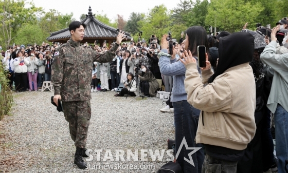 형원, 전역 후 팬들에게 가까이[★포토]