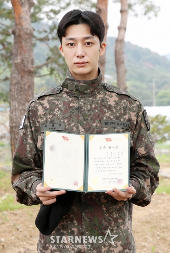 군 복무를 마친 그룹 몬스타엑스 형원이 13일 오전 경기도 가평군 조종면 수도기계화보병사단 앞에서 팬들에게 인사하고 있다. /2025.05.13 /사진=김휘선 hwijpg@