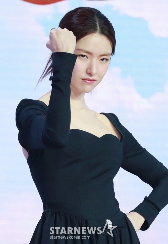 배우 하영이 21일 오전 서울 강남구 그랜드 인터컨티넨탈 파르나스 호텔에서 진행된 넷플릭스 오리지널 시리즈 '중증외상센터' 제작발표회에 참석해 포즈를 취하고 있다.  전장을 누비던 천재 외과 전문의 백강혁(주지훈)이 유명무실한 중증외상팀을 심폐 소생하기 위해 부임하면서 벌어지는 통쾌한 이야기 '중증외상센터'는 오는 24일 공개된다. /2025.01.21 /사진=이동훈 photoguy@
