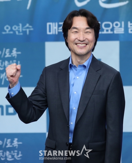 (서울=뉴스1) 권현진 기자 = 배우 한석규가 10일 오후 서울 마포구 상암 MBC에서 열린 MBC 금토드라마 '이토록 친밀한 배신자' 제작발표회에 참석해 포즈를 취하고 있다. /사진=(서울=뉴스1) 권현진 기자