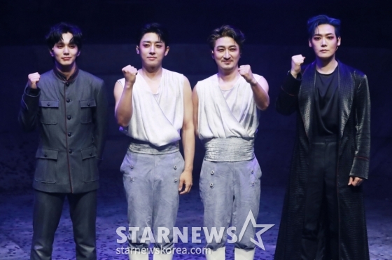배우 유승호, 손호준, 김준원, 양지원이 13일 오후 서울 서강대학교 메리홀에서 진행된 연극 '킬링시저' 프레스콜에서 유승호 등 출연배우들이 열연하고 있다. . '킬링 시저'는 공화정을 지킨다는 명분으로 벌어진 시저 암살이 결국 또 다른 독재자를 탄생시킨 아이러니를 다룬 작품이다. /2025.05.13 /사진=이동훈 photoguy@