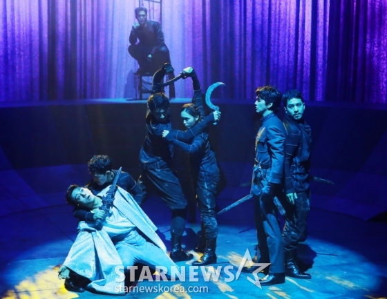 13일 오후 서울 서강대학교 메리홀에서 진행된 연극 '킬링시저' 프레스콜에서 손호준, 유승호 등 출연배우들이 열연하고 있다. . '킬링 시저'는 공화정을 지킨다는 명분으로 벌어진 시저 암살이 결국 또 다른 독재자를 탄생시킨 아이러니를 다룬 작품이다. /2025.05.13 /사진=이동훈 photoguy@