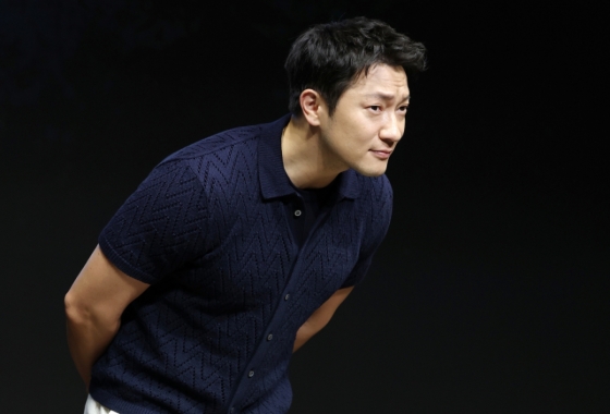 (서울=뉴스1) 권현진 기자 = 배우 손석구가 14일 서울 종로구 JW 메리어트 동대문 스퀘어 서울에서 열린 디즈니+ 오리지널 시리즈 '나인 퍼즐' 제작발표회에서 포즈를 취하고 있다.  '나인 퍼즐'은 10년 전, 미결 사건의 유일한 목격자이자 현직 프로파일러인 '이나'(김다미 분)와 그를 끝까지 용의자로 의심하는 강력팀 형사 '한샘'(손석구 분)이 의문의 퍼즐 조각과 함께 다시 시작된 연쇄살인 사건의 비밀을 파헤치는 추리 스릴러다. 2025.5.14/뉴스1  Copyright (C) 뉴스1. All rights reserved. 무단 전재 및 재배포,  AI학습 이용 금지. /사진=(서울=뉴스1) 권현진 기자