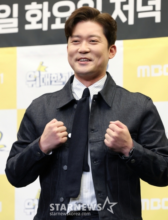 (서울=뉴스1) 권현진 기자 = 방송인 김대호가 8일 오후 서울 마포구 상암동 스탠포드호텔에서 열린 MBC every1 '위대한 가이드2' 제작발표회에 참석해 포즈를 취하고 있다.  '위대한 가이드2'는 한국 거주 N년차 대한외국인이 가이드가 되어 모국을 방문하는 여행자들에게 현지인만이 아는 스팟들을 알려주는 여행 리얼리티 프로그램이다. 2025.4.8/뉴스1  Copyright (C) 뉴스1. All rights reserved. 무단 전재 및 재배포,  AI학습 이용 금지. /사진=(서울=뉴스1) 권현진 기자