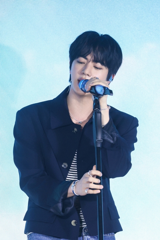 "아미의 응원이 나의 울림" 방탄소년단 진, 아미 앞 신곡 무대 첫선