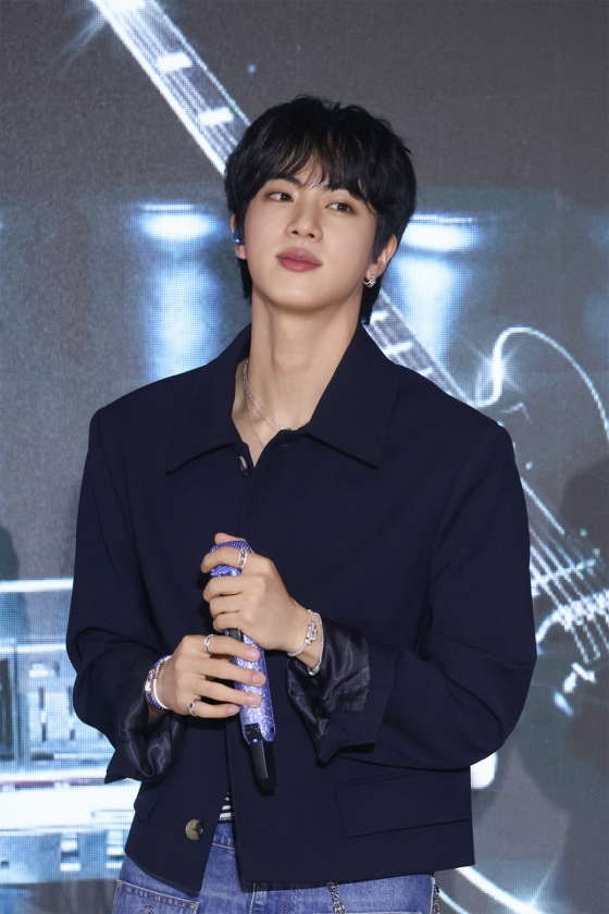 "아미의 응원이 나의 울림" 방탄소년단 진, 아미 앞 신곡 무대 첫선