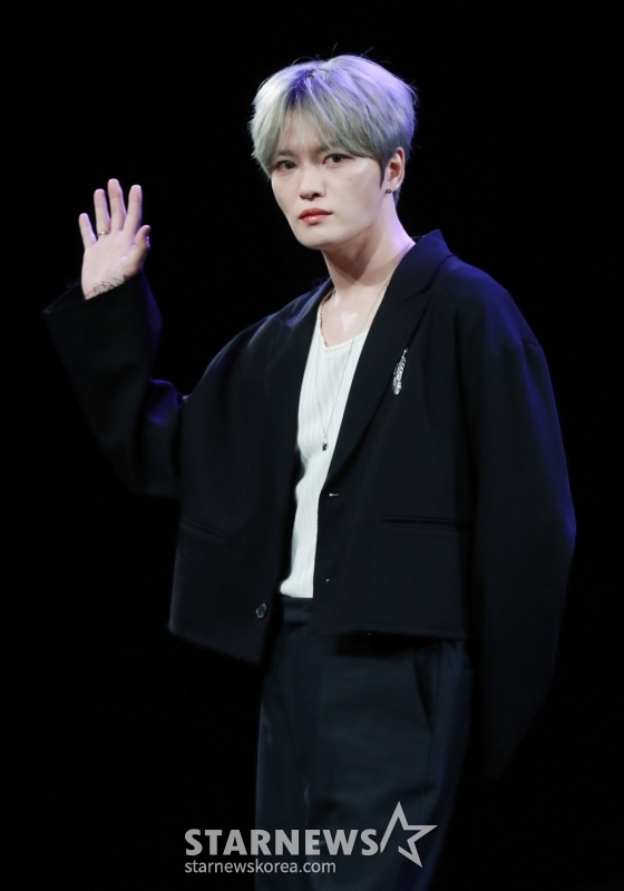 김재중 '시크한 손인사'[★포토]