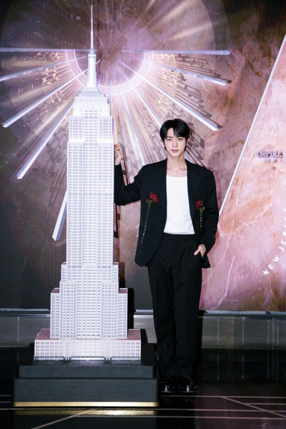 "아미 사랑 있었기에 모든 게 가능" 방탄소년단 진 'Echo'로 물든 뉴욕 엠파이어 스테이트 빌딩